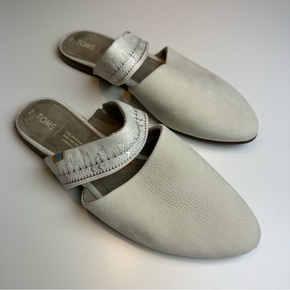 TOMS Jutti Mule Flats | Off White Nubuck with Embroidered Strap | Size 9